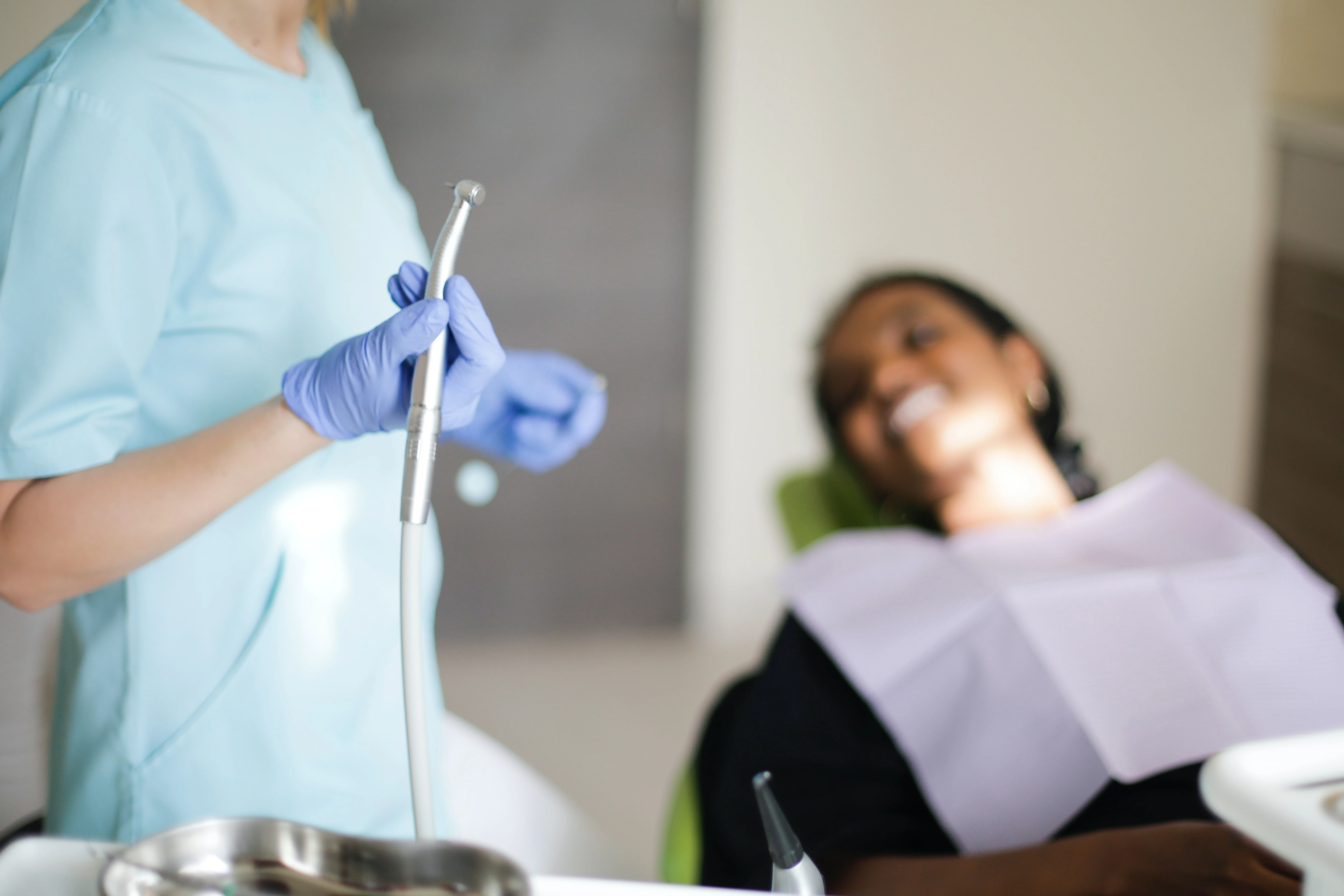 Many people have localised gingivitis without knowing it. Did you know that even though you have white teeth and a Hollywood smile, you may still have a dangerous gum disease such as gingivitis?