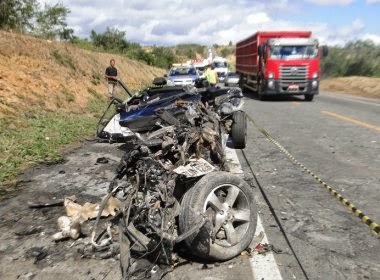 Jaguaquara - Colisão entre carro e carreta mata duas pessoas na BR-116