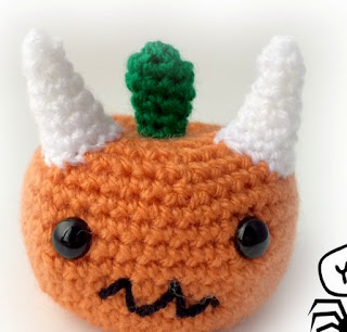 http://translate.google.es/translate?hl=es&sl=en&tl=es&u=http%3A%2F%2Fwoollyrenegade.wordpress.com%2F2014%2F10%2F22%2Fgrumpkin-monster-free-halloween-crochet-pattern%2F