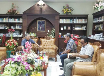 Ambon, Malukupost.com - Uskup Diosis Amboina, Mgr. Petrus Canisius Mandagi, M.S.C menyatakan dukungannya kepada Bupati Maluku Tenggara (Malra), M. Thaher Hanubun untuk memimpin Kabupaten tersebut dengan berbagai inovasi dan program-program kerja yang akan dijalankan. “Sebagai Uskup menyatakan dukungan seratus persen kepada bapak bupati, karena bagi saya bapak bupati ini sudah resmi dilantik oleh negara adalah pemimpin kita dan juga termasuk pemimpin saya sekaligus juga sebagai mitra,” ujarnya di Ambon, Minggu (27/1) usai silaturahmi bersama Bupati Malra, M Thaher Hanubun. 