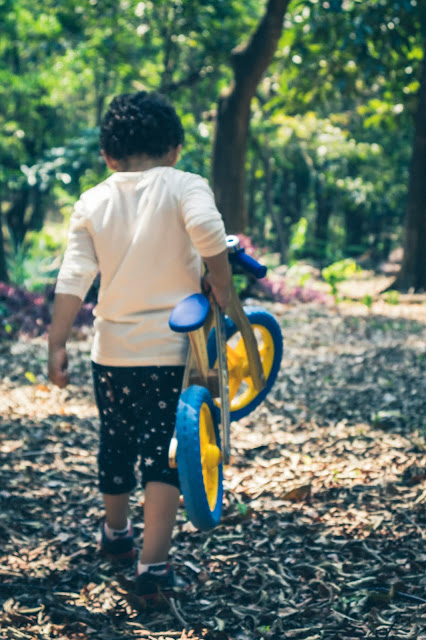 Menino andando de bicicleta no parque