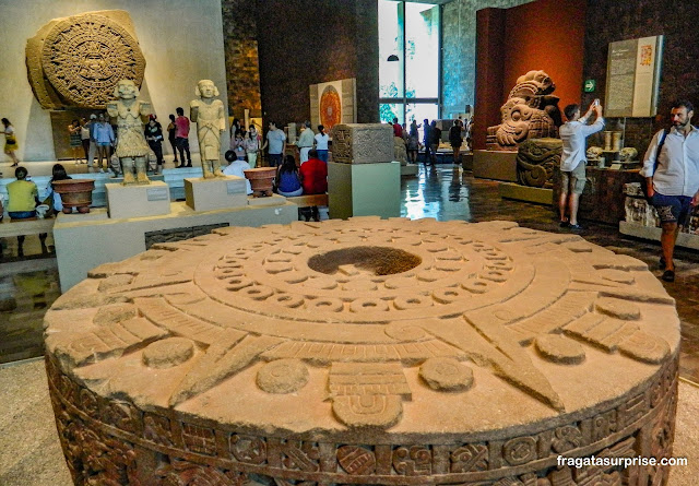 Pedra de sacrifícios da cultura Asteca no Museu Nacional de Antropologia do México