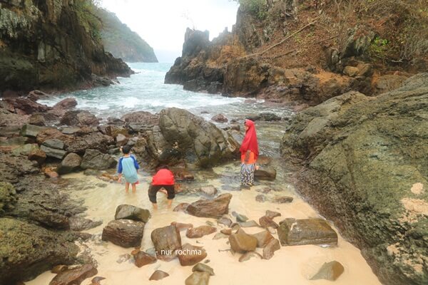 pantai teluk hijau