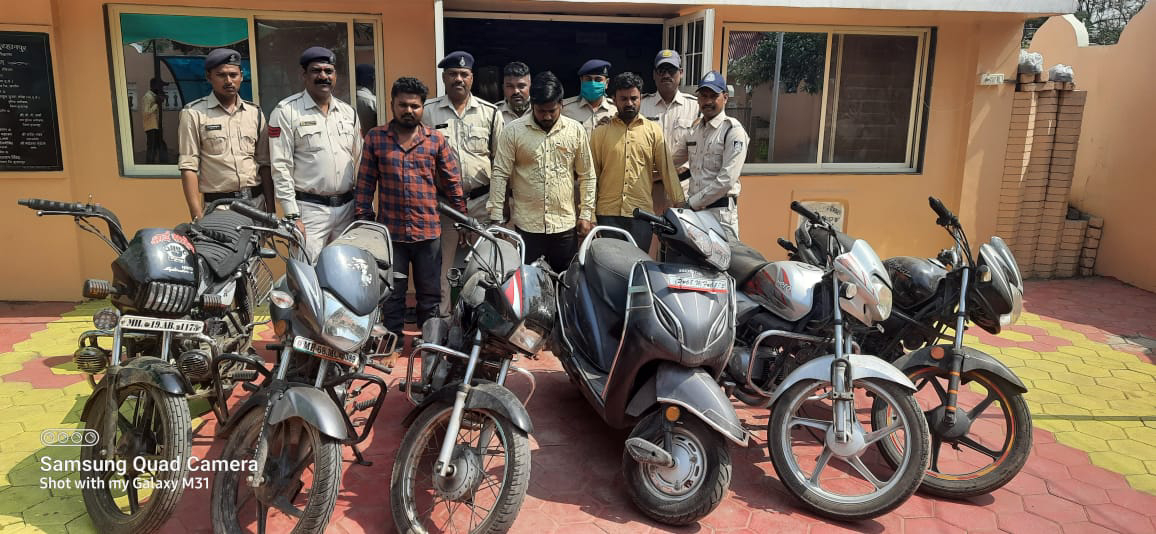 लालबाग पुलिस को वाहन चोरों की धरपकड़ में मिली बड़ी सफ़लता। महाराष्ट्र के चार चोरों को किया गिरफ़्तार। चोरों के कब्जे से 6 मोटरसायकल जप्त।