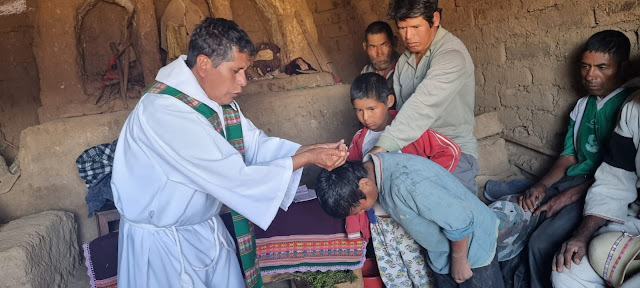 Eucharistie mit Christen aus der Yucuri- und Qomori-Gemeinde und dann verteilten wir gebrauchte Kleidung und Schulmaterial. Eine Stunde Autofahren und zwei Stunden laufen durch die Berge beladen mit der Hilfslieferung.