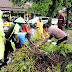 Polsek Purbalingga Dibantu Warga Evakuasi Pohon Tumbang