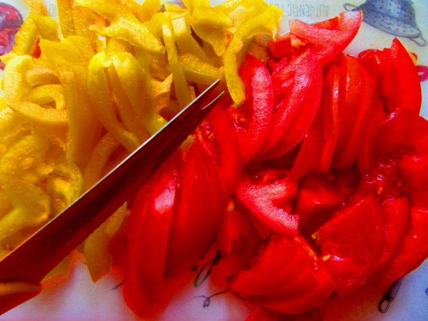 Croatian cabbage soup by Laka kuharica: Cut the pepper rings and tomato slices crosswise.