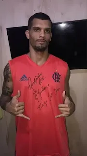 Ronaldinho signing autographs and drinking alcohol in Paraguayan prison