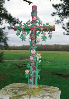 Croix peinte à Cheverny