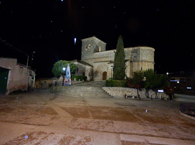 Plaza e iglesia iluminadas de Terradillos de Esgueva