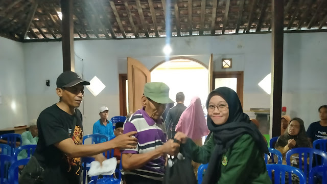  Peduli Sesama, Mahasiswa Insuri Ponorogo Bagikan Beras Untuk Warga Desa Ronosentanan