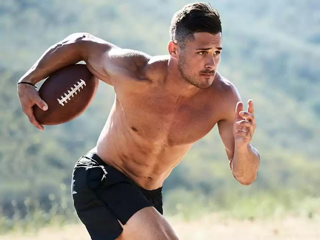 Top 10 Hottest NFL Players on the Field