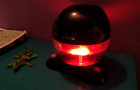 Foto del purificador con agua y la luz encendida en rojo.