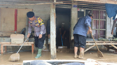 Satbrimob Polda Banten Evakuasi Warga yang Terdampak Banjir