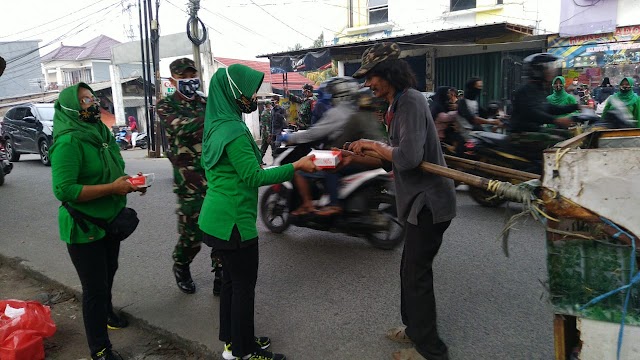 Warga Senang Dapat Takjil dan Nasi Kotak dari Persit Kodim Depok