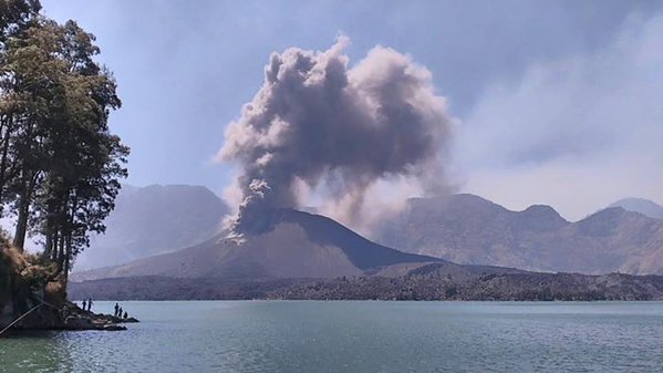 Activité éruptive sur le cône Barujari du volcan Rinjani, 25 octobre 2015