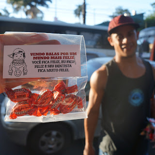 Candy Project: projeto auxilia vendedor de balas e ainda tira um sorriso das pessoas no semáforo.