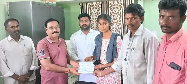విద్యుత్ షాక్ తో మరణించిన వ్యక్తి కుటుంబానికిచెక్కు పంపిణి.అందించిన విద్యుత్ శాఖ ఏడి రవికుమార్.