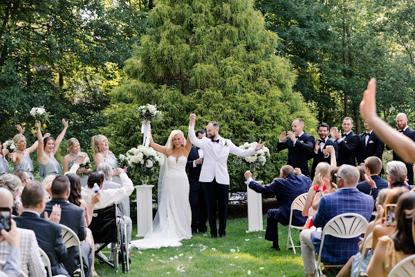 Backyard Summer Wedding in Edgewater, MD photographed by Maryland Wedding Photographer Heather Ryan Photography