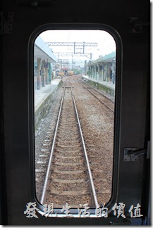 平溪線的火車車廂真的很特別，我記得我以前念大學的時候坐過一次，當時就覺得它的中間有個圓形的拱門非常的特別，可以稍微隔開旅客，有別於台鐵一般的火車車廂。