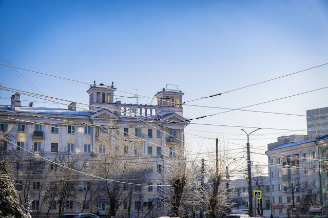 Две башни на крыше жилой пятиэтажки