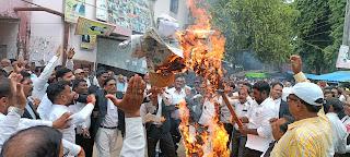 जौनपुर: अधिवक्ताओं ने मुख्य सचिव व पुलिस महानिदेशक का फूंका पुतला  | #NayaSaveraNetwork