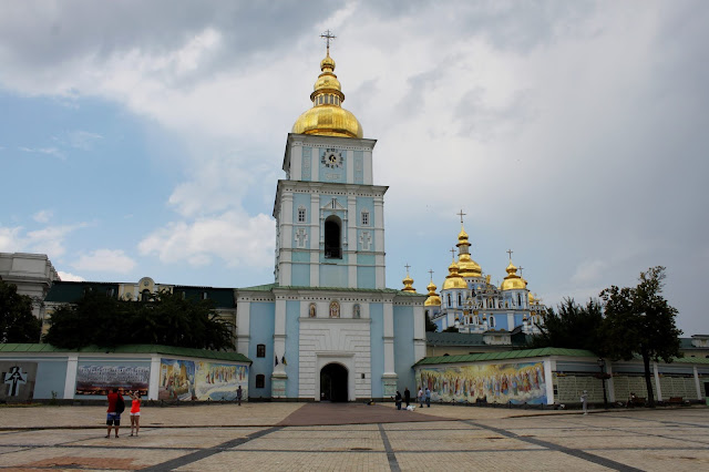 Вход в Михайловский монастырь