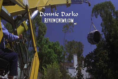 <img src="Donnie Darko.jpg" alt="Donnie Darko Mesin pesawat jet yang jatuh tepat di kamar Donnie">