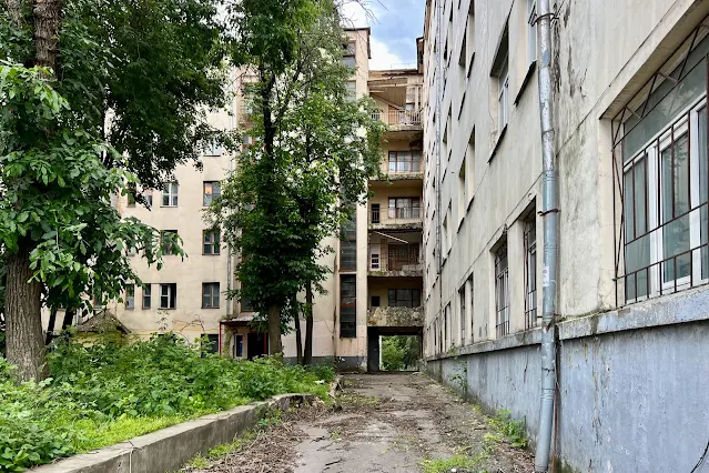 Большая Пироговская улица, заброшенное здание – «Комплекс общежитий Института красной профессуры» (построен в 1929-1932 годах)