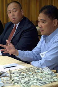 William Chan do Serviço Secreto de EUA e Ross Bautista, diretor do National Bureau of Investigation, mostram notas falsificadas