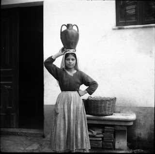 Ragazzina con brocca (kadinu) - Baunei. 13 Marzo 1934. Ugo Pellis.