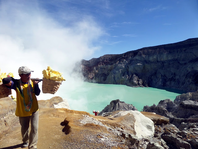 2. Hồ axit Kawah Ijen, Indonesia 