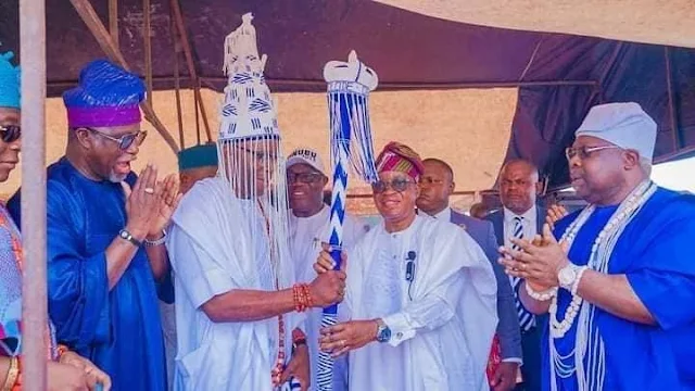 Gov. Oyetola presents staff of office to newly-installed traditional ruler