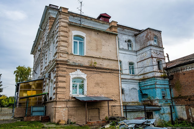 Старое, ветхое кирпичное здание