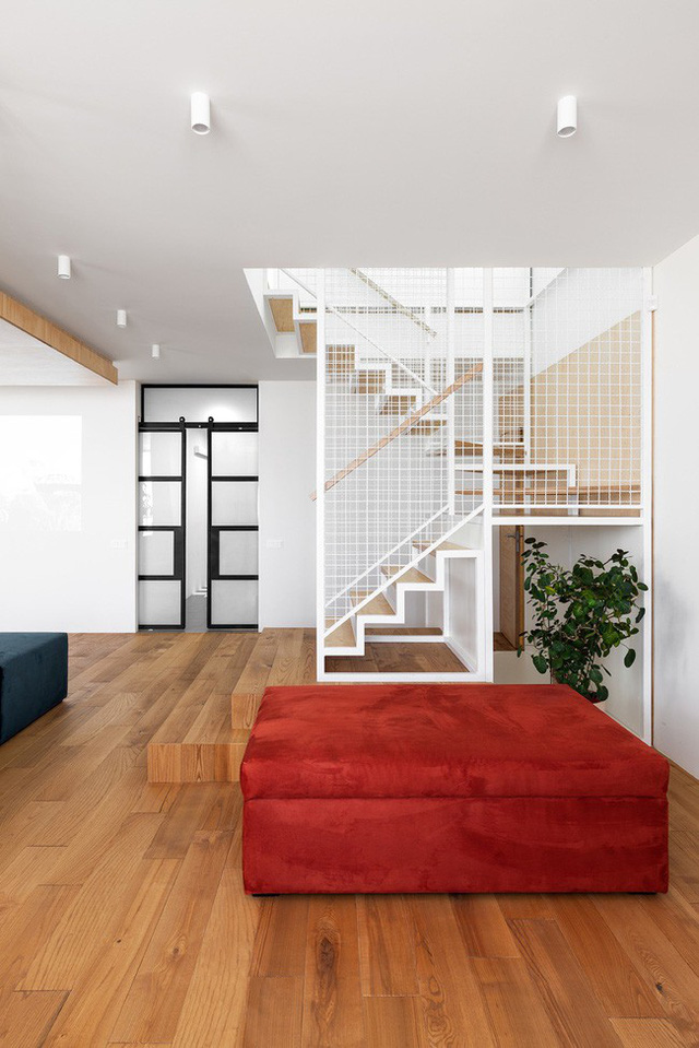 Cặp vợ chồng còn bố trí thêm một chiếc sofa đơn khổ lớn màu đỏ ngay gần cầu thang để lũ trẻ có thêm không gian vui chơi.