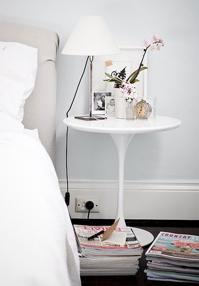 White Bedside Table on Small White Bedside Table For Collectibles
