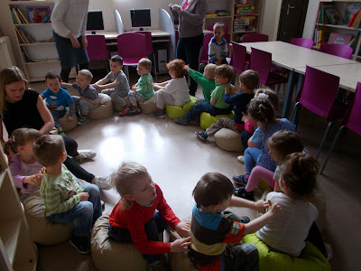 Zajęcia dla dzieci, Dzieci z przedszkola "Królestwo Maciusia" w Bydgoszczy, Biblioteka na Bocianowie w Bydgoszczy