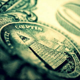Γιατί προσκυνάς τους ανθρώπους που σε καταδικάζουν;;