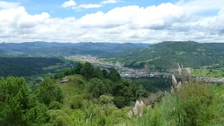 Vista panorámica de un pueblo en medio de las sierras del sur de Brasil