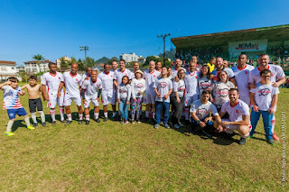 Confraternização em campo na abertura dos Jogos Estudantis Municipais, com a participação do projeto social Superação