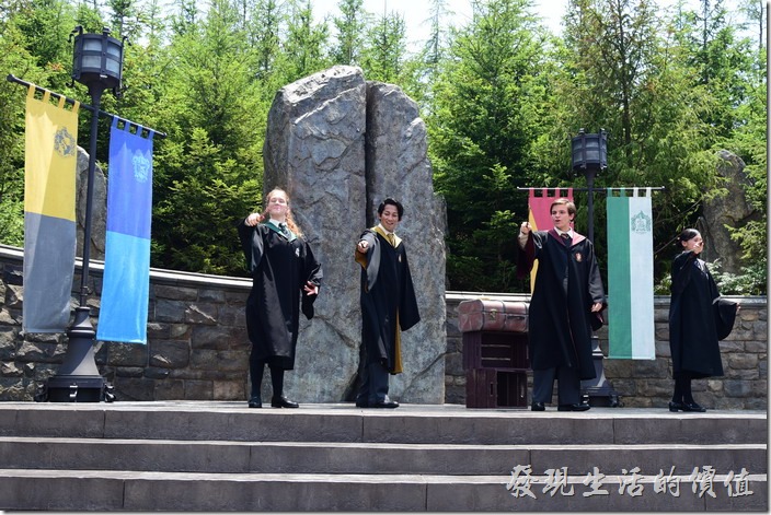 日本大阪-環球影城。魔法劇場表演大約15～20分鐘，大熱天穿這樣表演，還真難為他們了，不過看表演的遊客也得頂著毒辣的太陽。