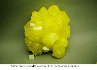 Sampel sulfur rombik merupakan alotrop paling stabil dari sulfur.
