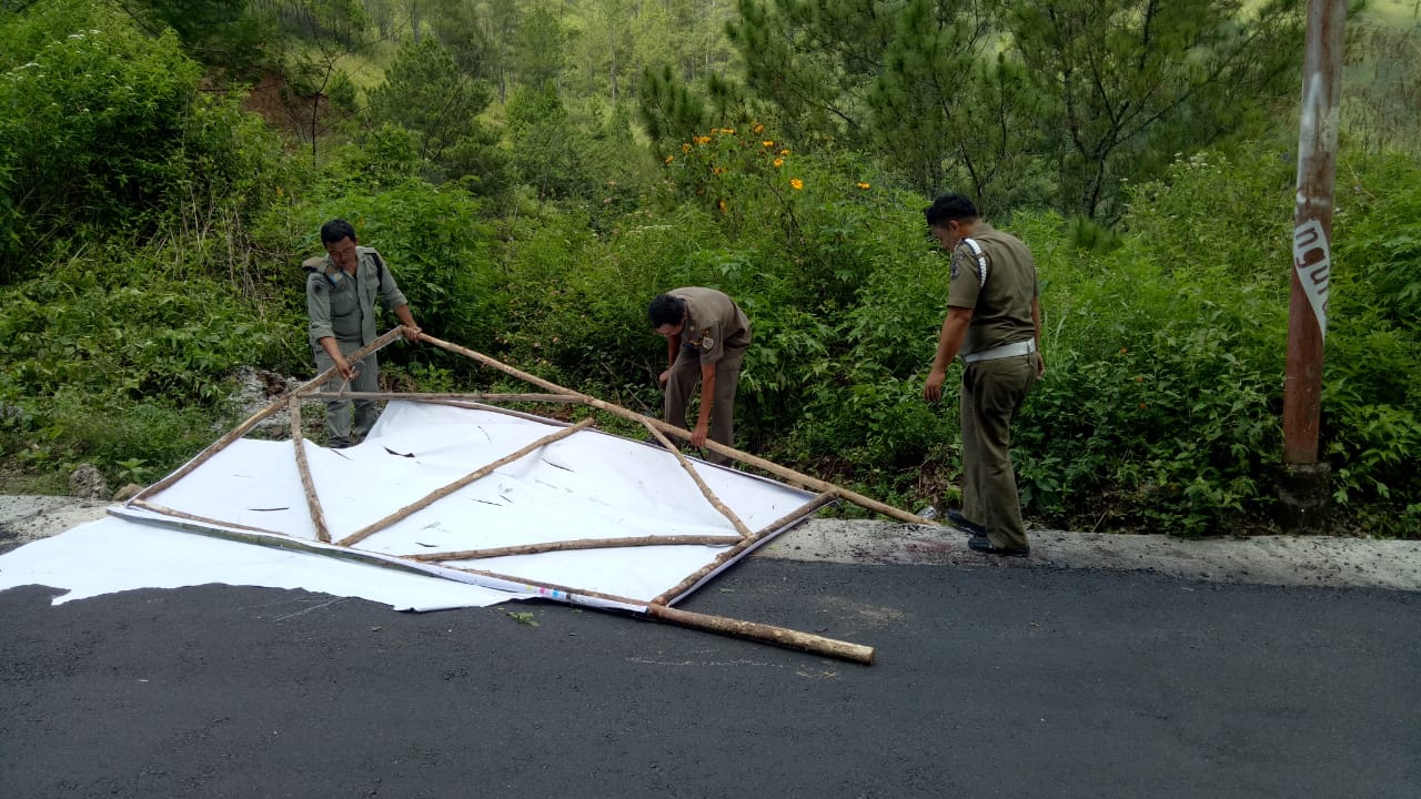 Satpol Pp Bongkar Baliho Mata Lensa