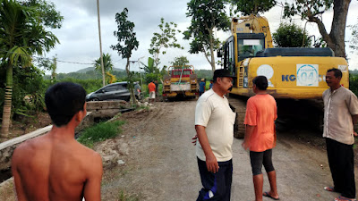 Curiga Jalan Rusak Tidak Diperbaiki, Warga Sandera Alat Berat Milik Penambang