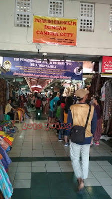 belanja di pasar beringharjo yogyakarta