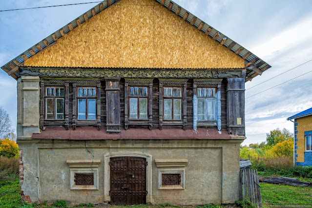 Старое двухэтажное здание