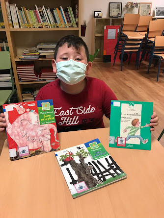 Javier con los libros de la biblioteca