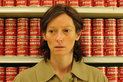 Tilda Swinton con latas de Tomato Soup detrás