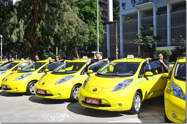 Taxistas recebem seus carros