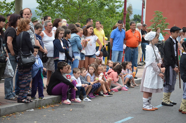 Amaia lleva hasta las fiestas de Llano las danzas vascas al aroma del chocolate de San Juan